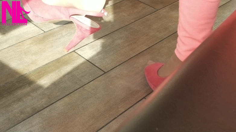 Nyllady: Jeu de chaussures avec des talons hauts dans un bar