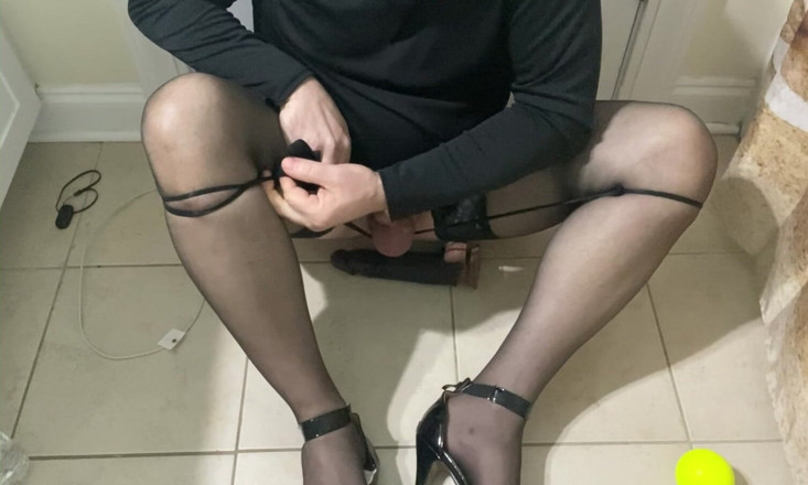 MadisonCD2025: 业余娘娘腔 femboy 变装者用丝袜绑球和鸡巴