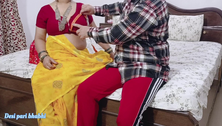 Desi Pari Bhabhi: 그녀의 가게에서 핫한 인도 여성을 따먹는 재단사. 힌디어 오디오 비디오