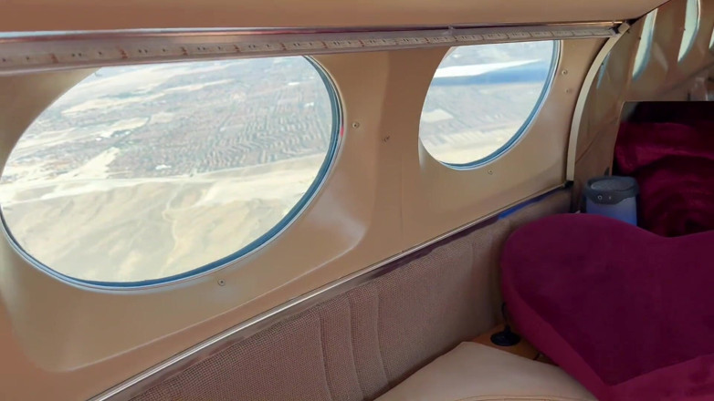 Serenity Cox: Mile dreier im privaten flugzeug endet mit doppeltem creampie Flugzeugspiel...