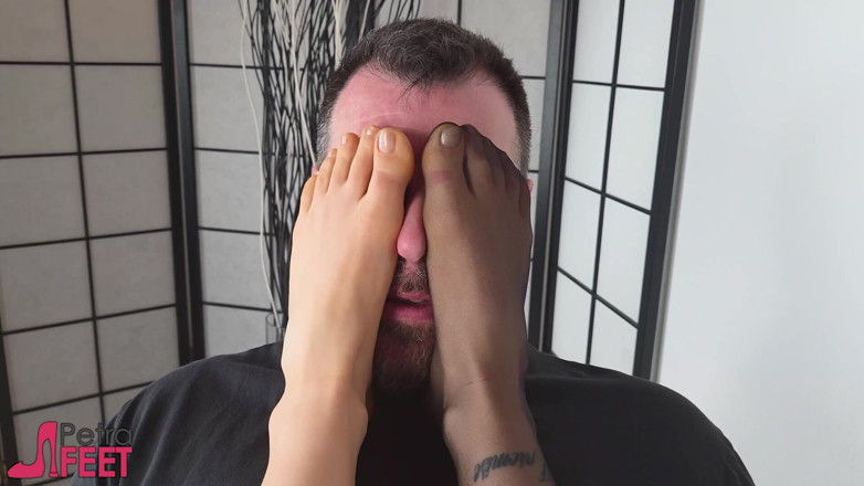 Best Nylon Feet Videos: diva seduz um garanhão antes de esfregar suas solas amareladas...