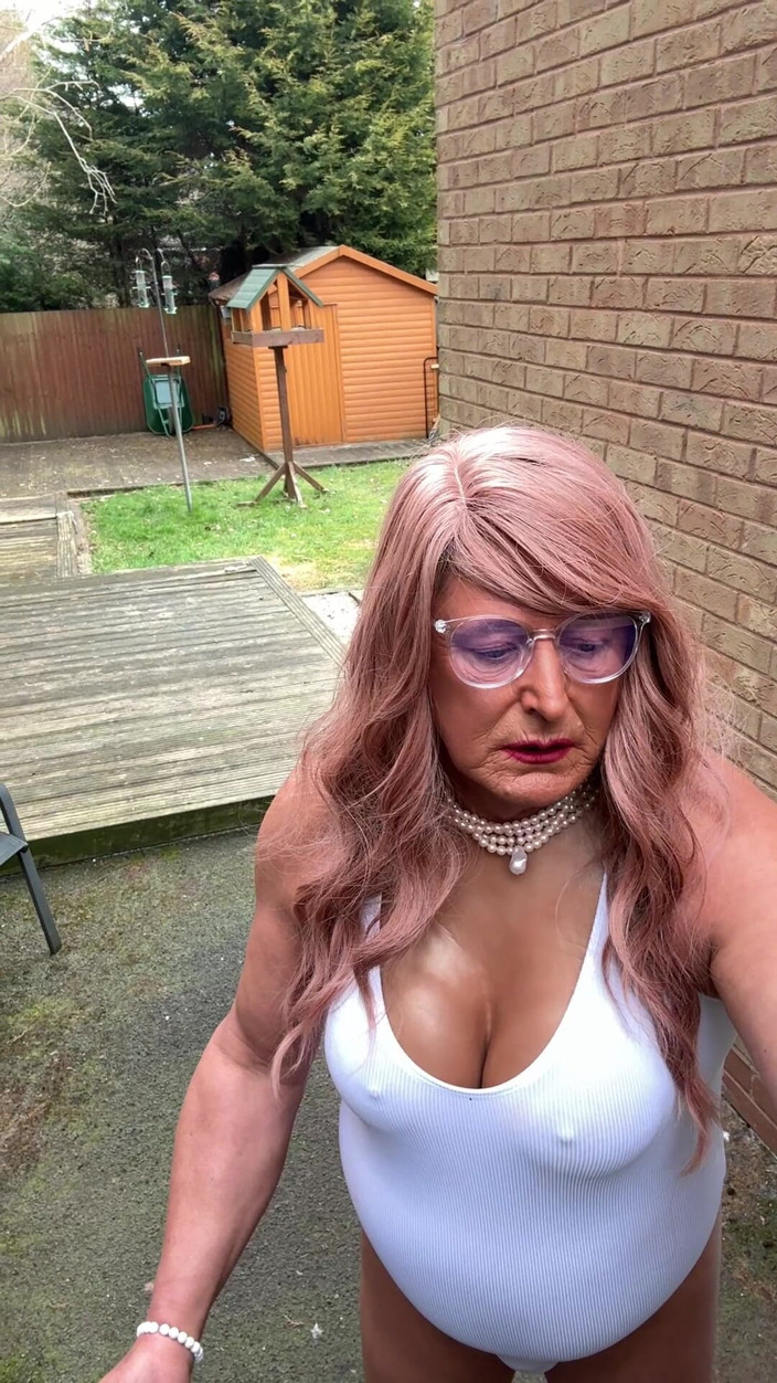 Kellycd2022: Beyaz mayo ve topuklu ayakkabılarla seksi travesti kellycd2022