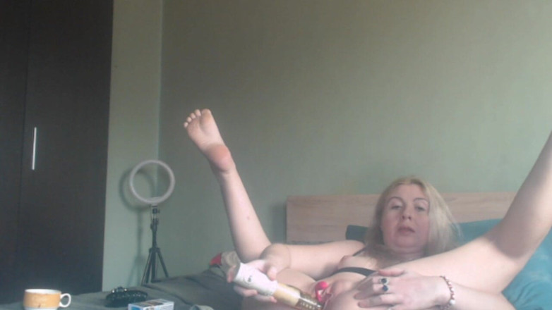 sunshinegoddes: Ik neuk mezelf met een grote dildo voor jou
