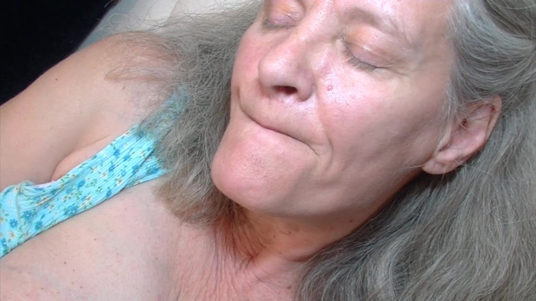 Solo Sex: Nenek semok lagi asik muasin memeknya pakai dildo