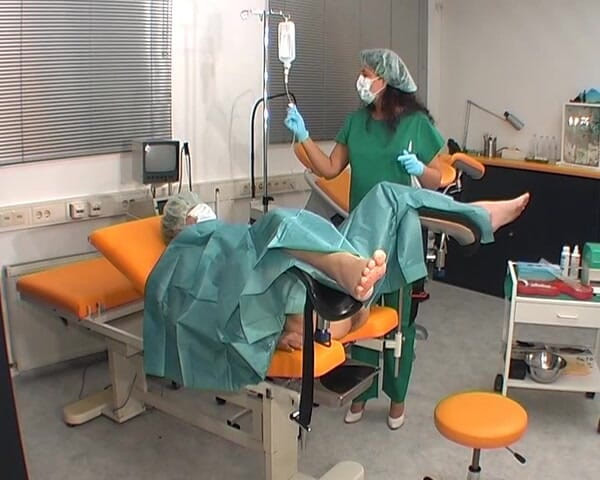 Rubber & Clinic Studio - 1ATOYS: Медсестра в зеленому вбранні хірургії