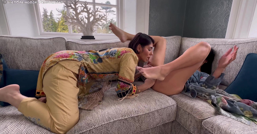 Aaliyah Yasin: 离婚的 bhabi 在斋月期间勾引 aaliyah Yasin