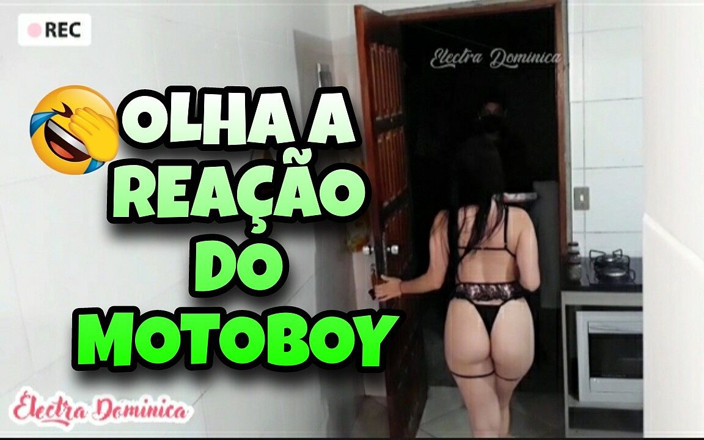 Electra Dominica: Ho risposto alla porta indossando solo lingerie