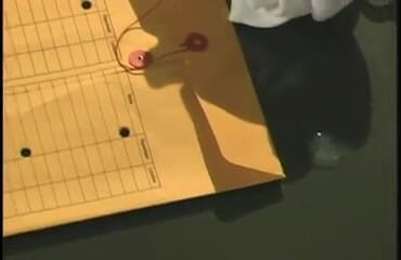 Tight little babes: Une jeune assistante japonaise se fait baiser sur le bureau...