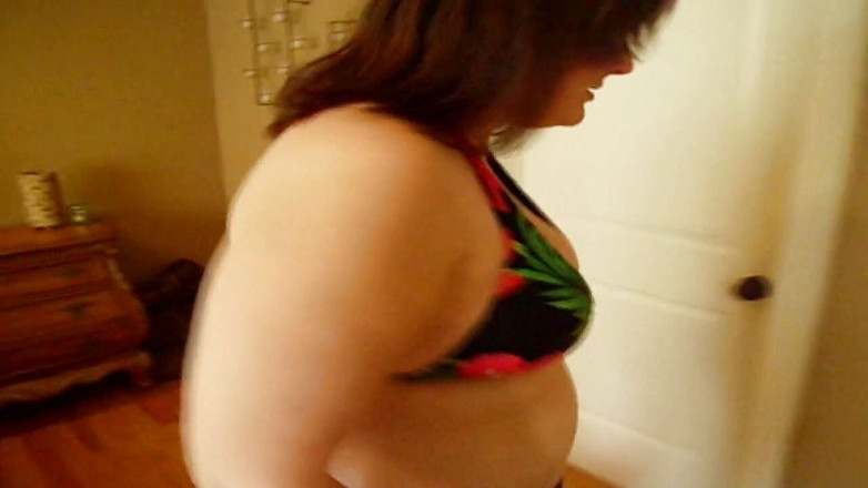 Sexy Amateurz: Tatuada gordinha verifica seu peso