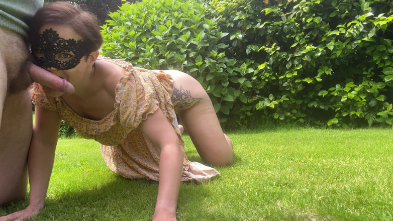 Queen-Lucy: Sucer dans la nature