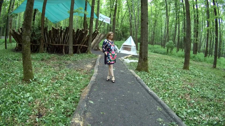 MILF Oxana: 公園で点滅してドッギング