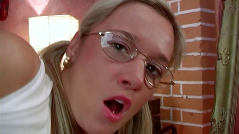 Kinky Angels: Une adorable blonde joue avec son ami