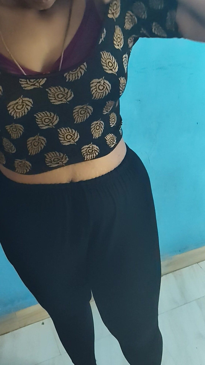 Tamil lesbian: Desi berpakaian dengan pantat besar dan buah dada