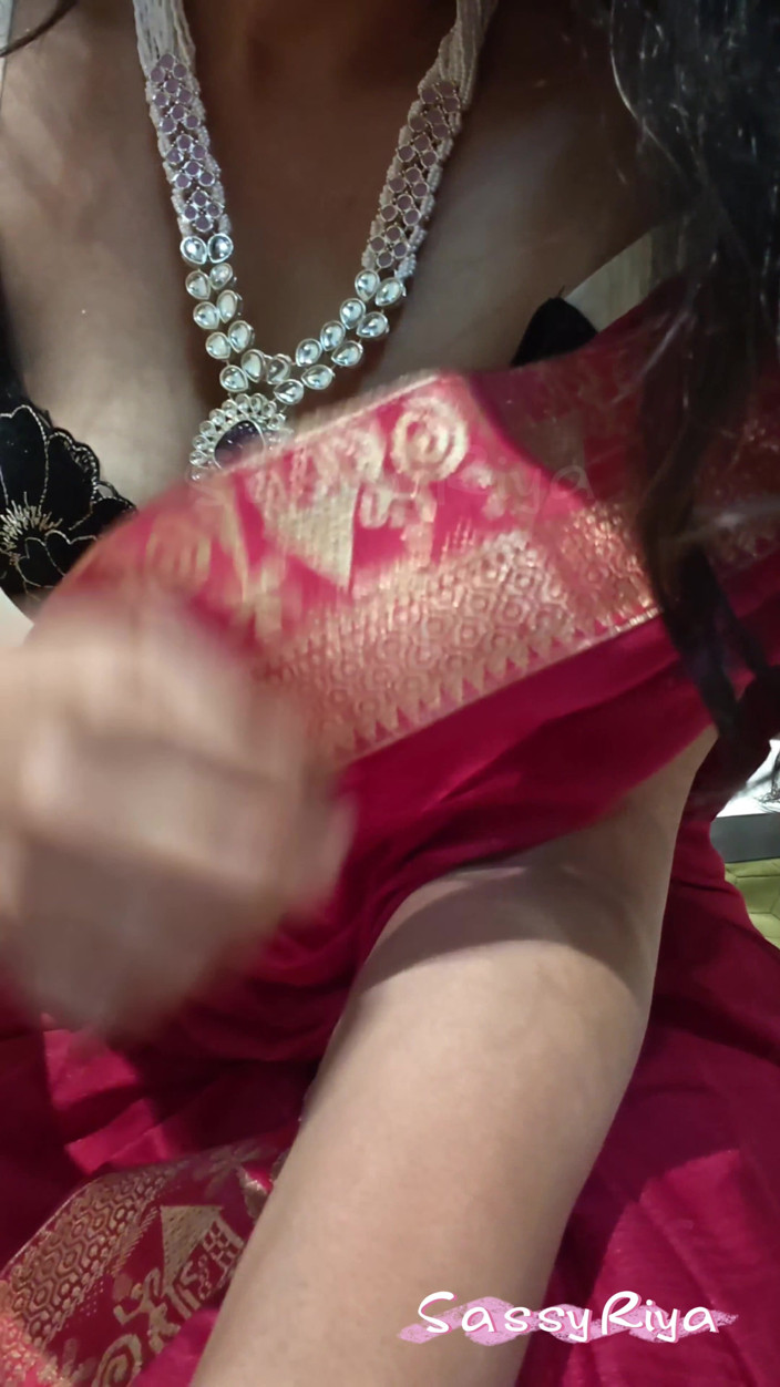 Sassy Riya: Sassy riya Saare关闭乳沟