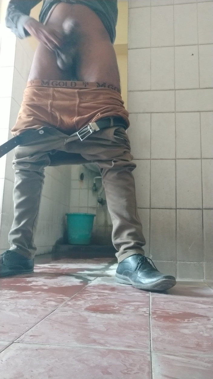 Tamil10inchesbbc: Chico masturbándose su enorme polla en el baño