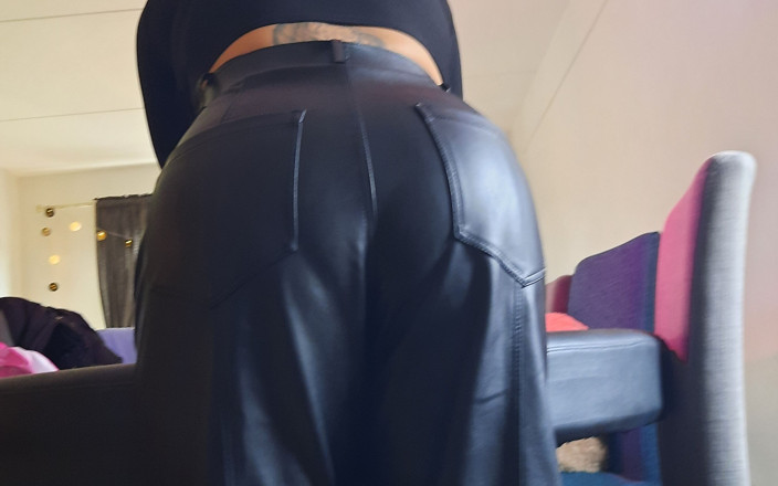 Mistress Meley: Orinar en el inodoro en pantalones de cuero