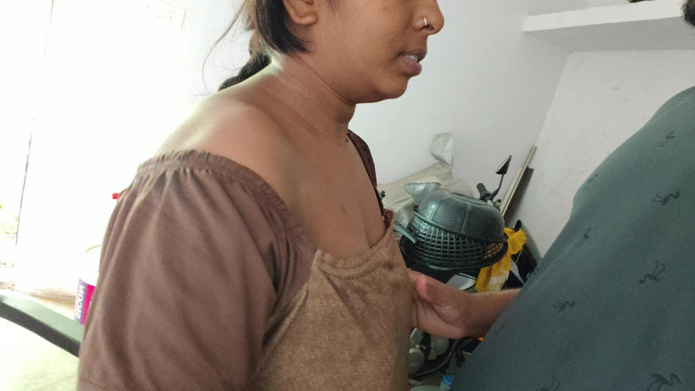 Premi pooja: Perlahan-lahan kamu mencium payudara Bhabhi dan Bhabhi menjadi bahagia.