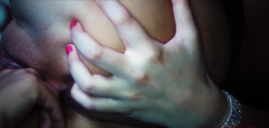 SaintPorn: Dorothy Black et Peaches Johnson utilisent un gode violet