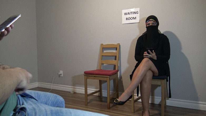 Souzan Halabi: Muslimsk kvinna knullar i väntrummet
