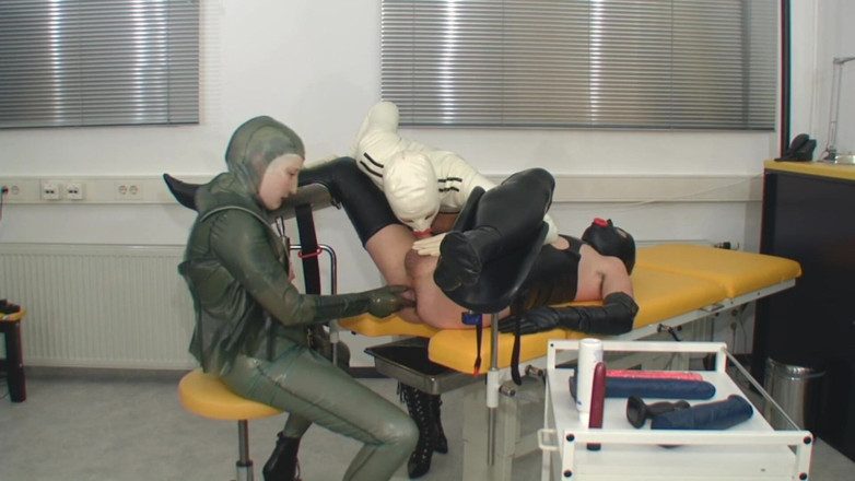 Rubber & Clinic Studio - 1ATOYS: Fisting nel culo di gomma viziosa