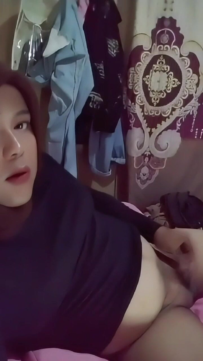 Ivvy Crossdresser: Ivvy Sangat Bersemangat Di Bilik Tidurnya