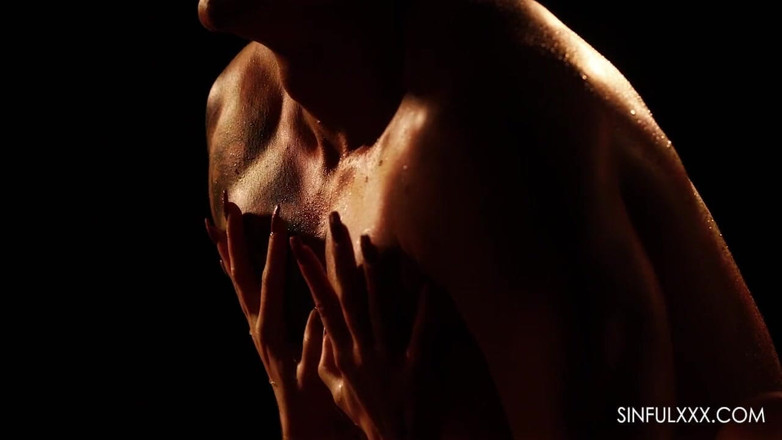 Sinfulxxx: Awek bertetek besar berkongkek dubur mendalam oleh SinfulXXX