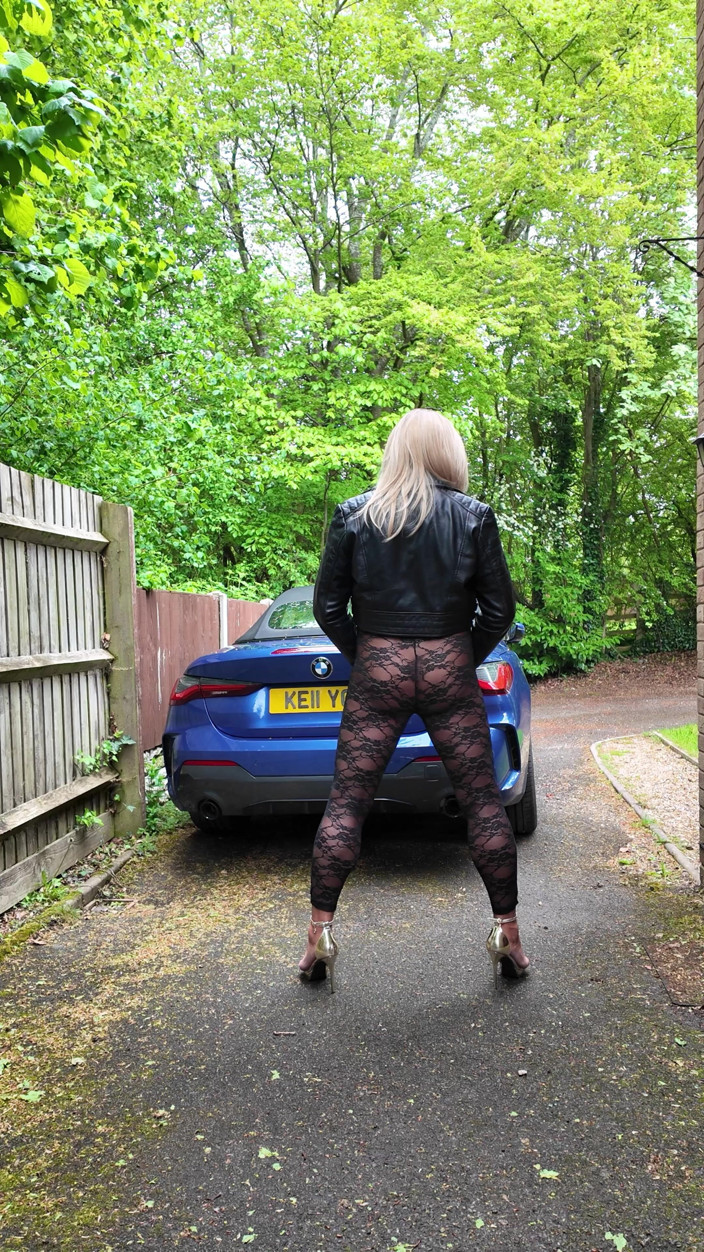 Kellycd2022: Crossdresser Kellycd2022 w czarnej skórzanej kurtce i koronowym kombinezonie i...