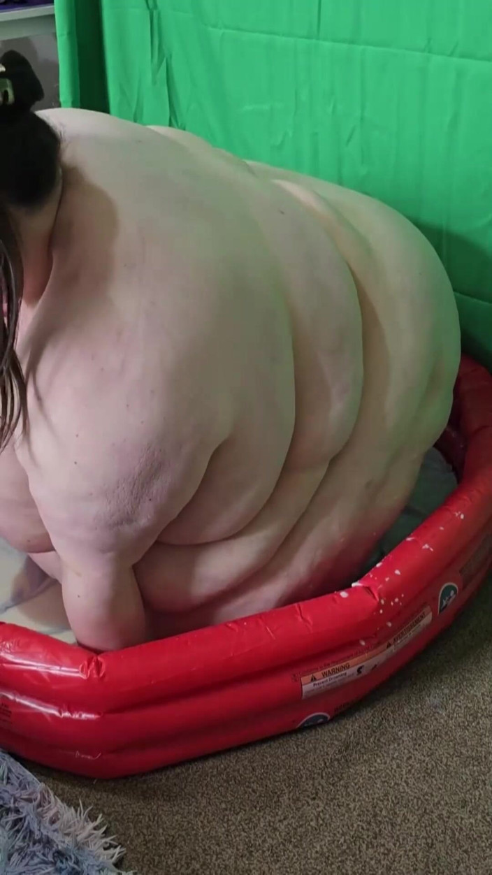 SSBBWLadyBrads: Obří SSBBW bohyně nalévá mléko na sebe Pt 1