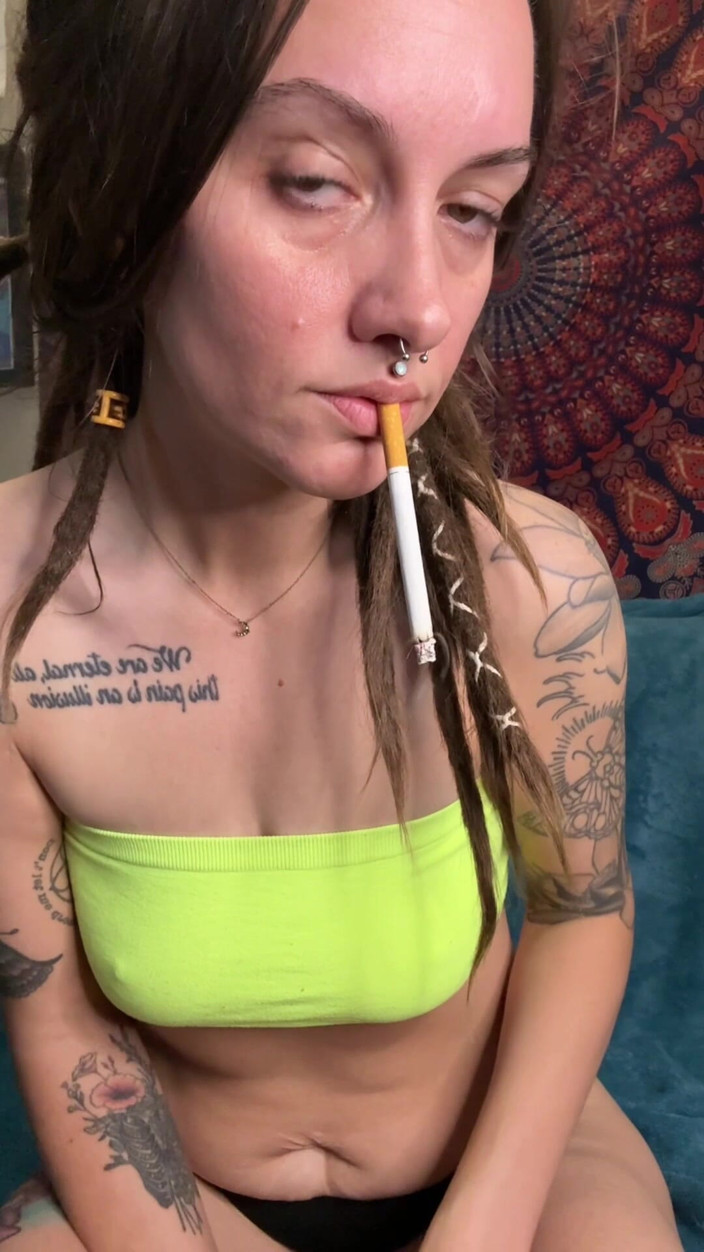 Chery Trees: Une MILF qui fume se masturbe en culotte noire