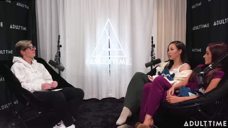 Adult Time Podcast: Bintang podcast setelah lesbian berhubungan