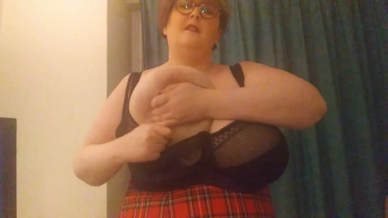 Curvaceous Caledonia: Enormes tetas y coño juegan