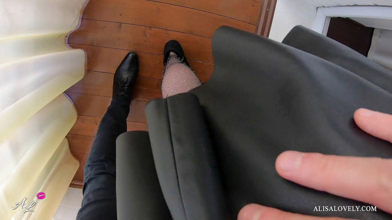 Alisa Lovely: Sexy schätzchen in strumpfhosen lutscht schwanz und fickt mit chef