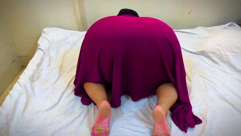 Your Boy's Cum: Une soubrette libanaise sexy repose sur mon lit et je...