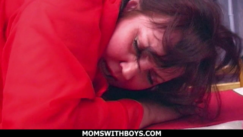 Moms With Boys: 成熟した継母はセックスについて義理の息子を教えています