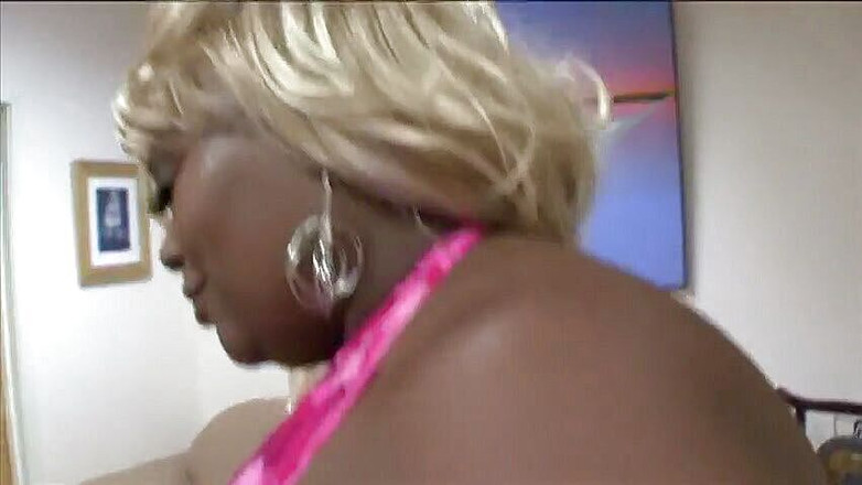 Hot and Wet: Une grosse black caresse un long dong avec son ami