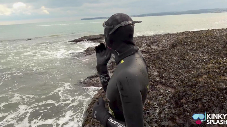 UKCuteGirl Lucy Lauren: Rubbery beach encounter: lucy neoprene lagi asik main sama orang...