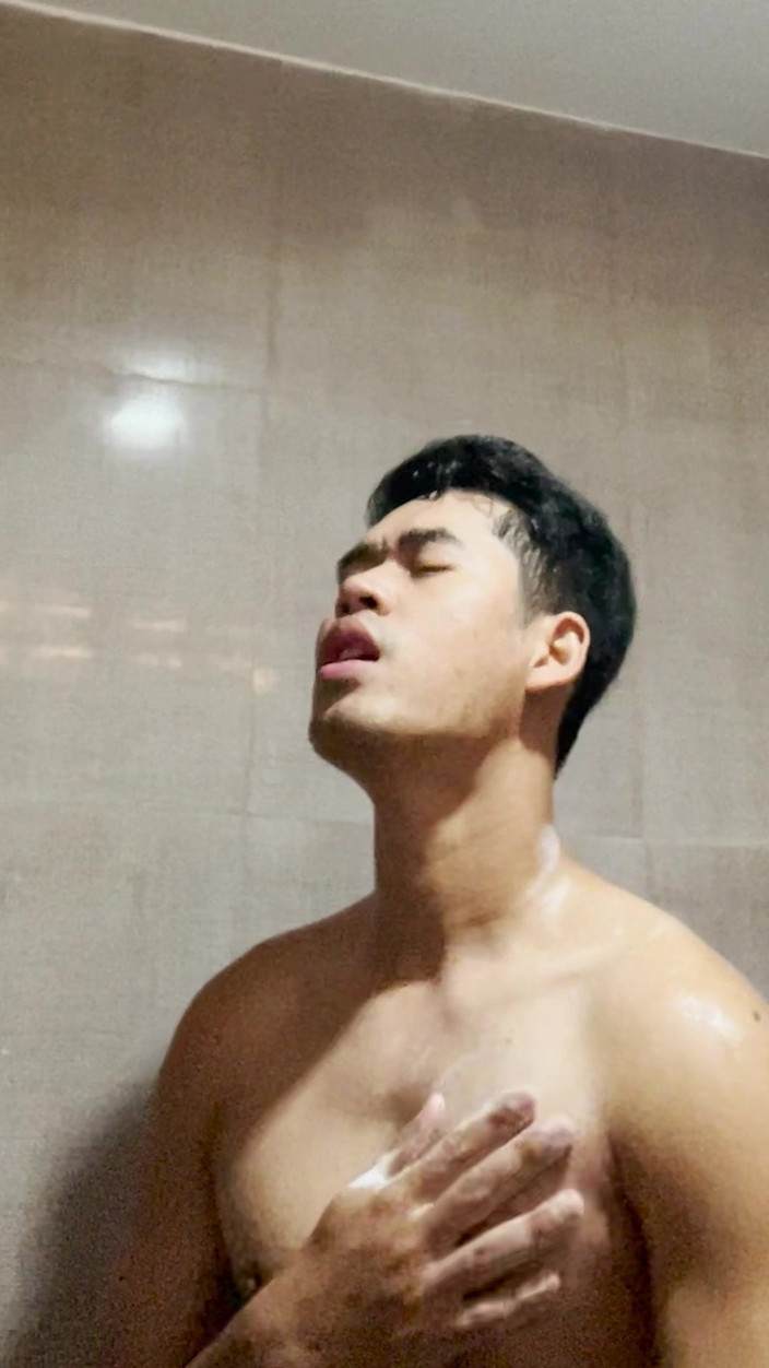 Apichat Booncharoen: Ron da solo in bagno