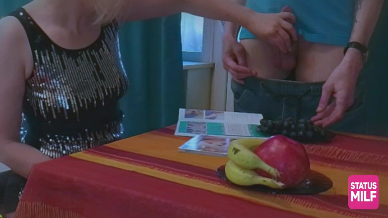 Kett Mun: Raisins Trempés De Sperme Pour Hungry Mature MILF
