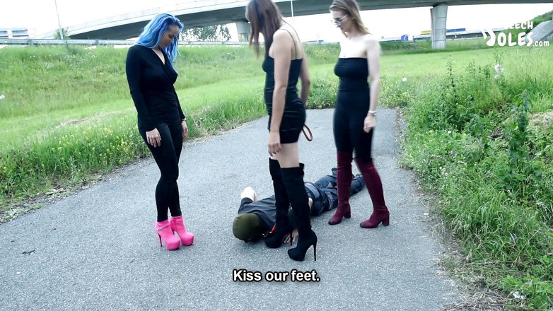 Czech Soles - foot fetish content: Ходьба раба ногами зі своїми двома друзями