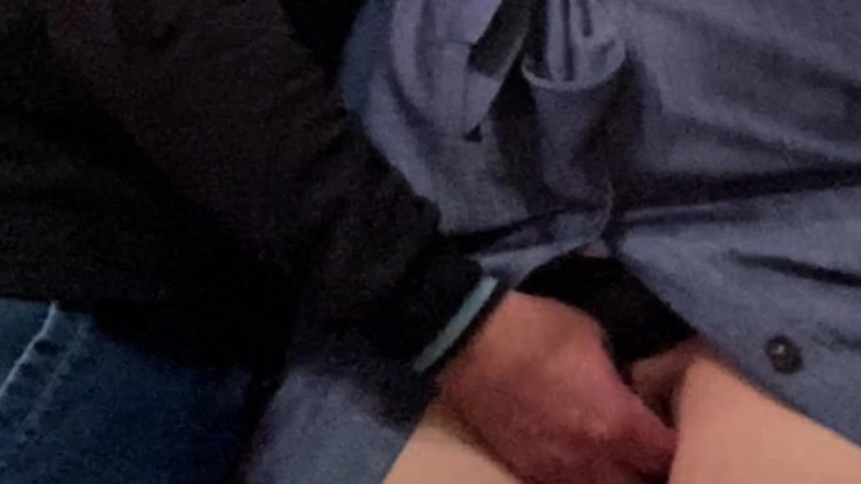 Niki studio: Un străin a futut cu degetul o mamă sexy excitată înainte...