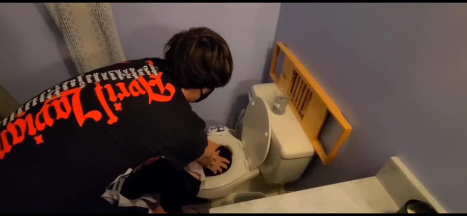 Kinkytwinkpamps: Un twink met une chatte mouillée sur le visage d’une...