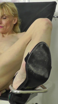 Ginecolog matur - blondei mature îi place pișarea și mașina de futut cu doctorul ei nebun
