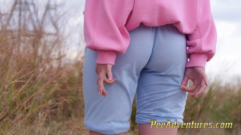 Pee Adventures: Jogging yapmak için dışarı çıktığında kıyafetlerini işiyor