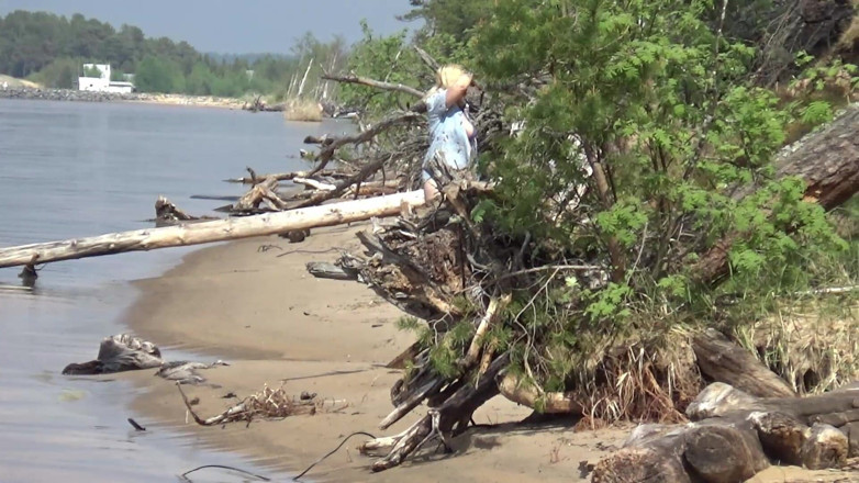 RedRoseRus: MILF Atractiva En La Playa Seduce Con Un Bañador Y...