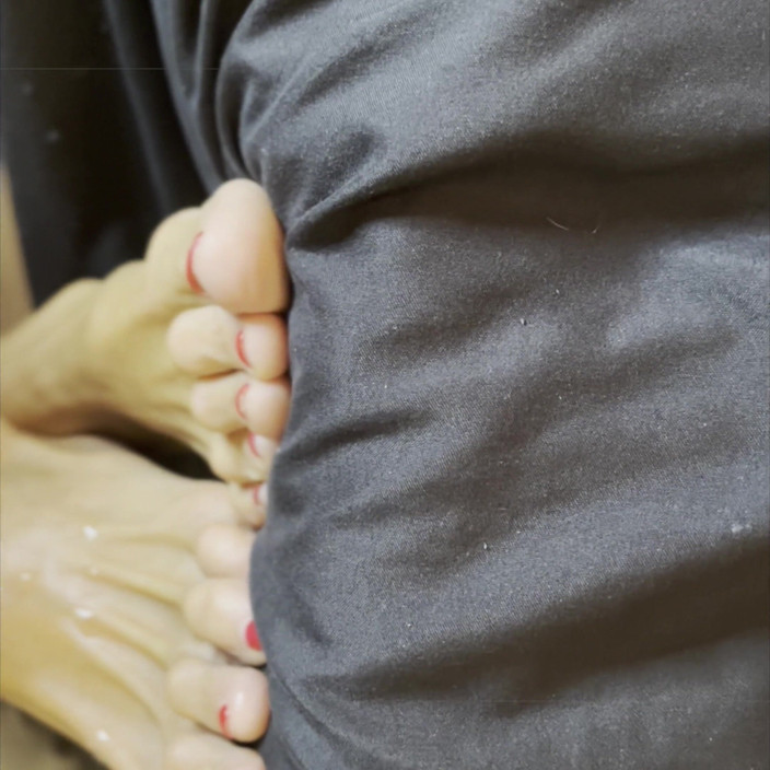InternalDrive: Une MILF reçoit du sperme chaud sur ses pieds et...