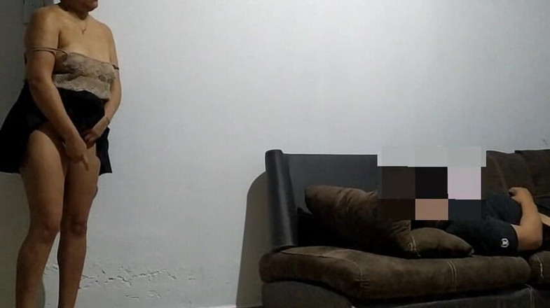 Katerine: 소파에서 자위하는 의붓아들!