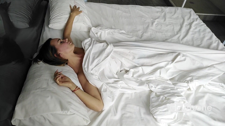 Datezone: Einsames teen masturbiert in ihrem bett