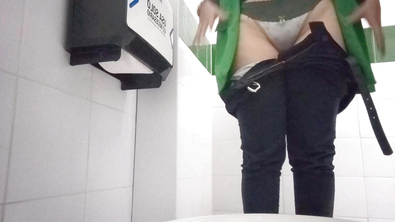 Esperanzitaluton: トイレで上司が放尿しているところをカメラで録画しました