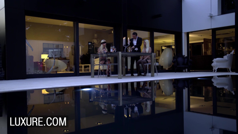 Luxure: Chloe lacourt dan jessie volt si cewek penurut lagi asik...