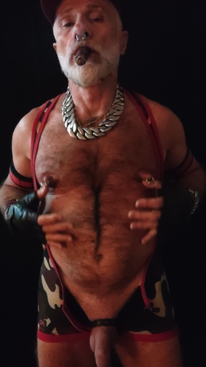 MusclesCigarsFFPig: puting semasa merokok